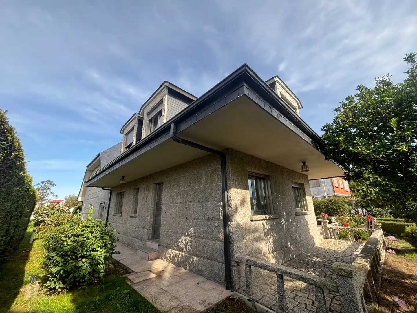 Vista exterior de Casa o chalet en venta en Santiago de Compostela  con Calefacción, Jardín privado y Parquet