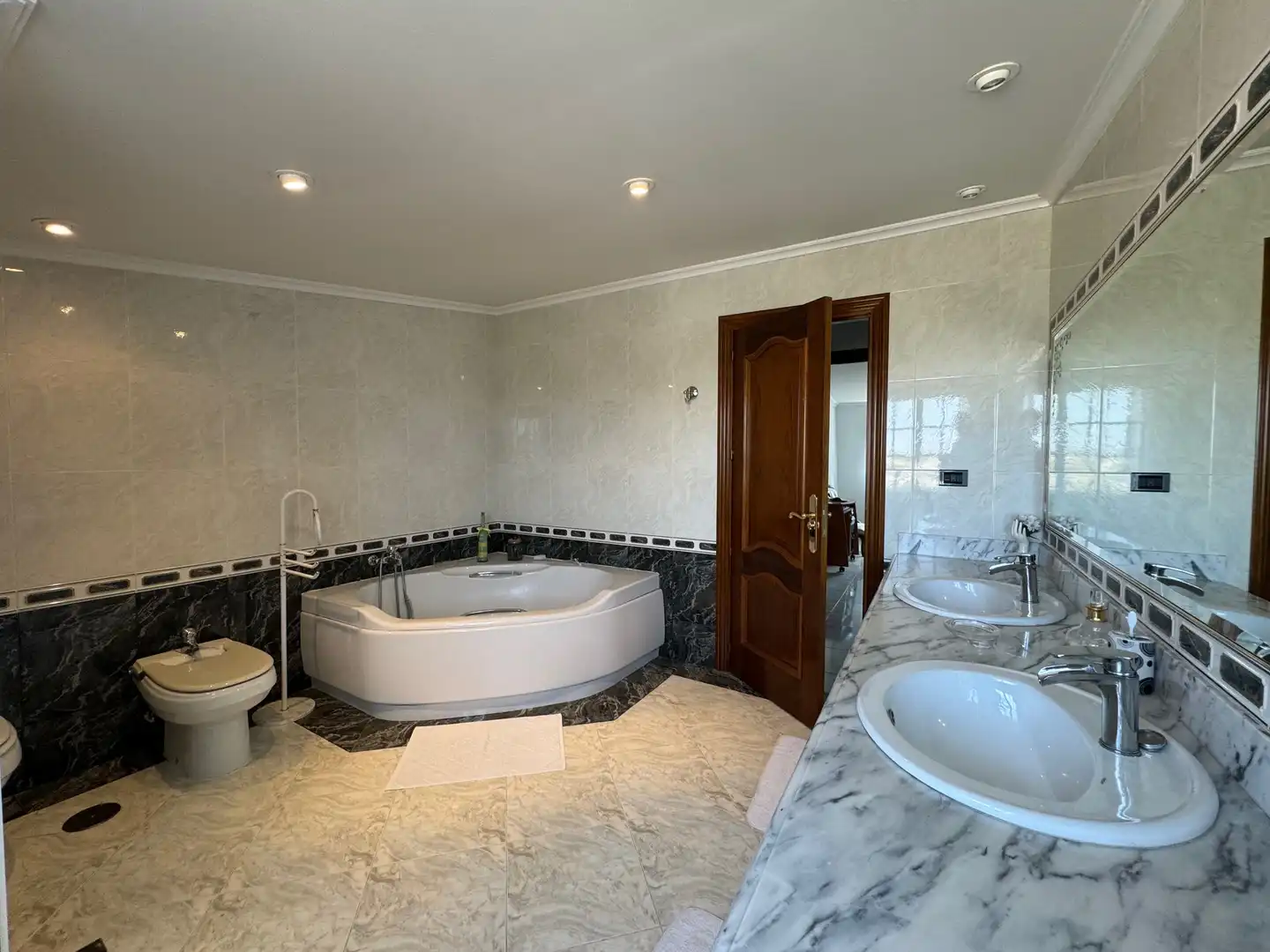 Baño de Casa adosada en venta en Valoria la Buena con Calefacción, Jardín privado y Parquet