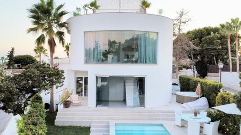 Iconic Villa en Marbesa  Modernos pasos de lujo de la playa