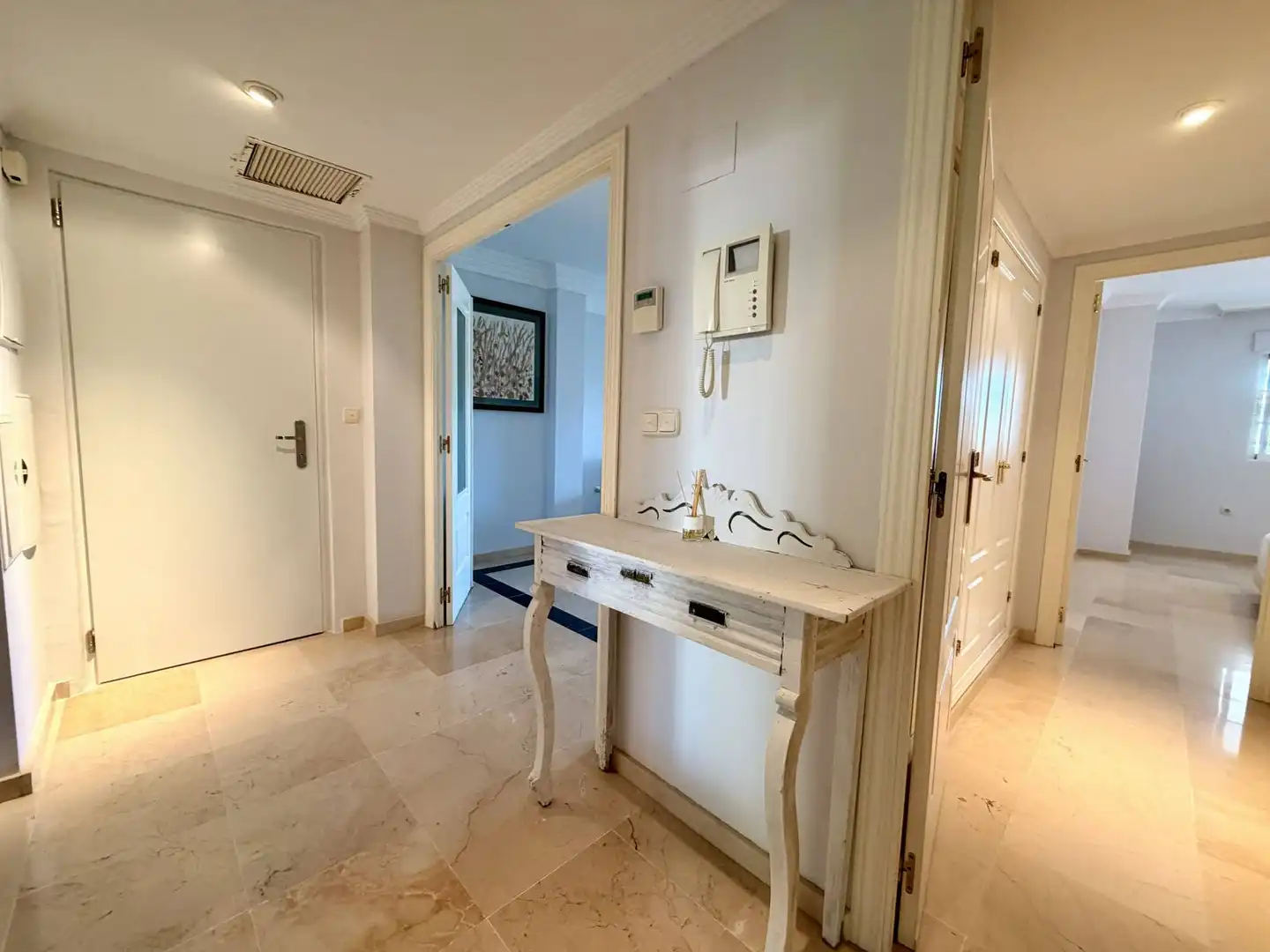 Apartamento en venta en Marbella con Terraza, Amueblado y Piscina comunitaria