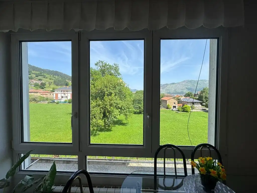 Außenansicht von Wohnung zum Verkauf in Los Corrales de Buelna  mit Heizung, Parkett und Terrasse