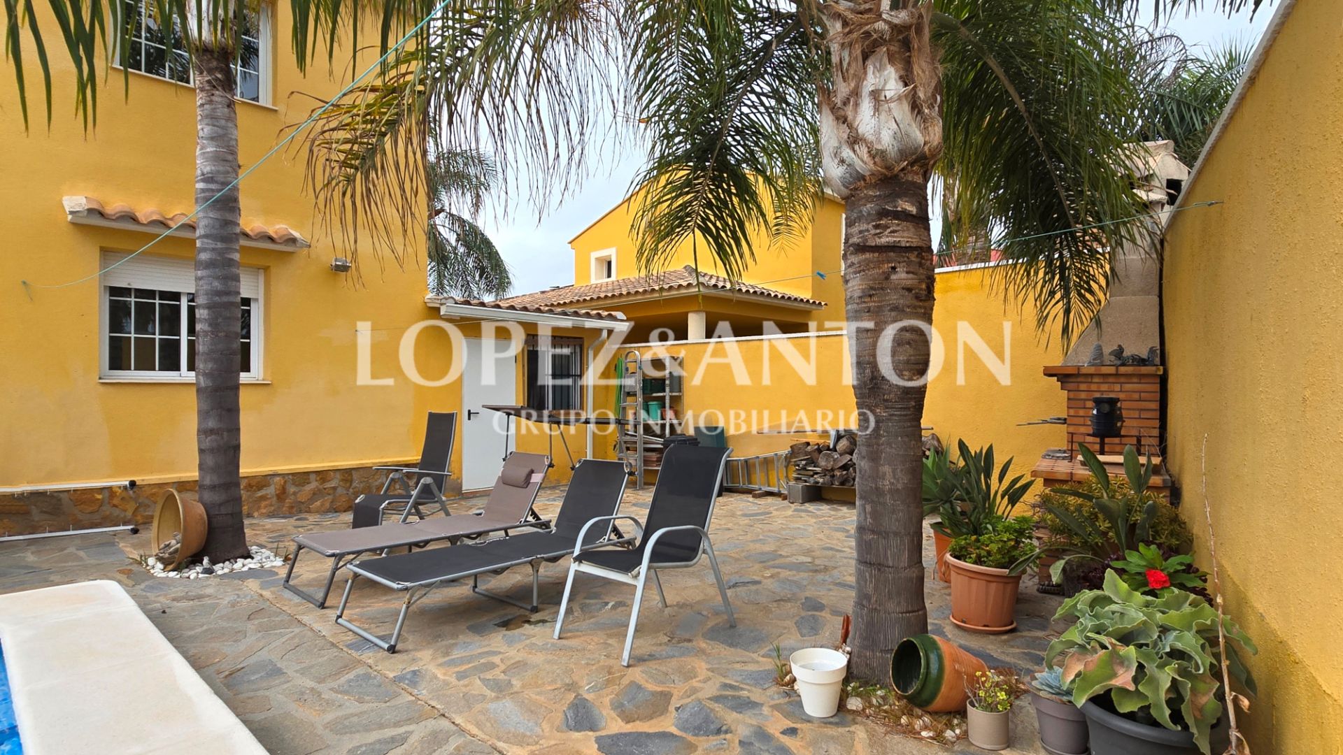 Exterior view of House or chalet for sale in La Pobla de Vallbona  with Air Conditioner, Heating and Private garden