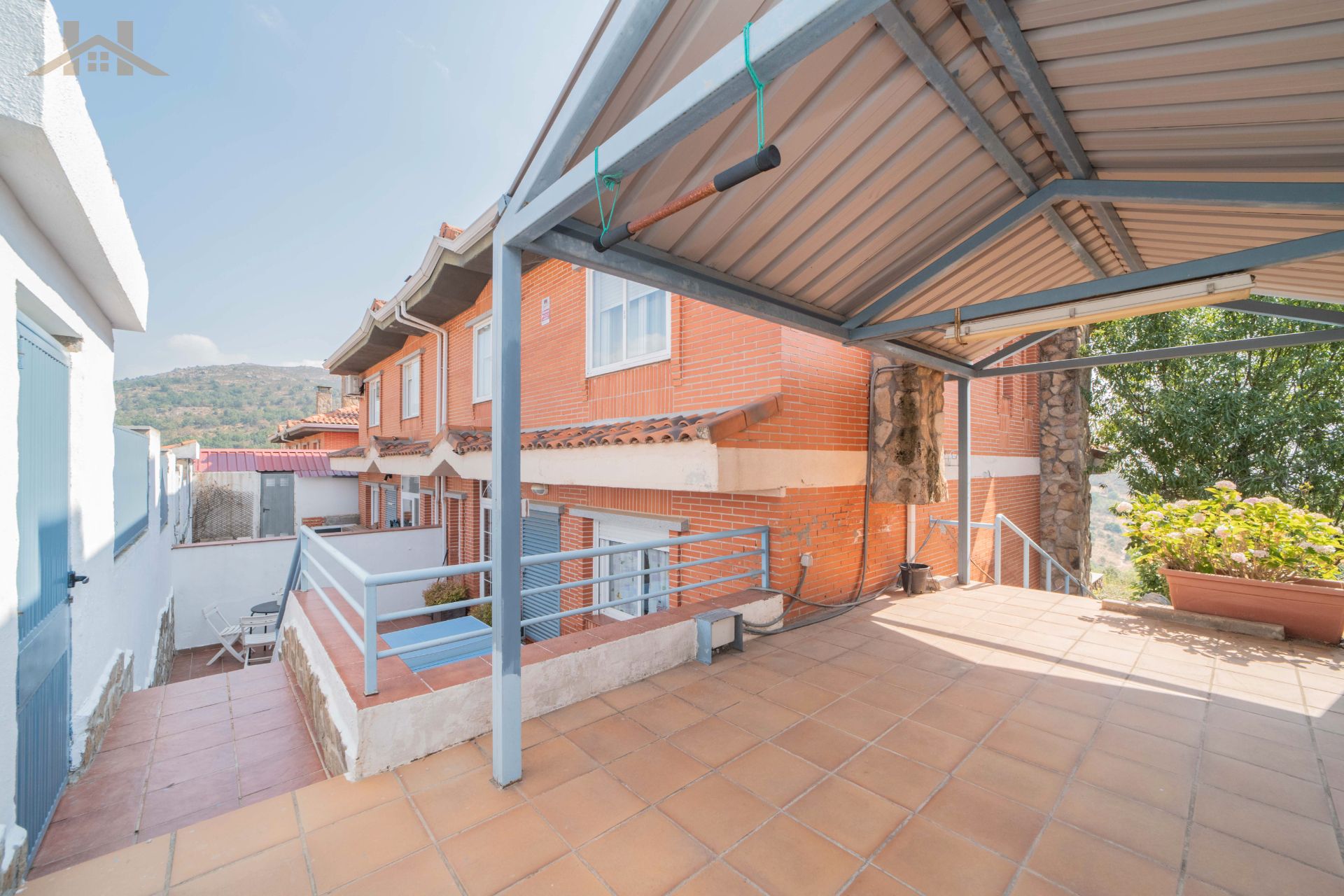 Vista exterior de Casa adosada en venta en Miraflores de la Sierra con Calefacción, Jardín privado y Terraza