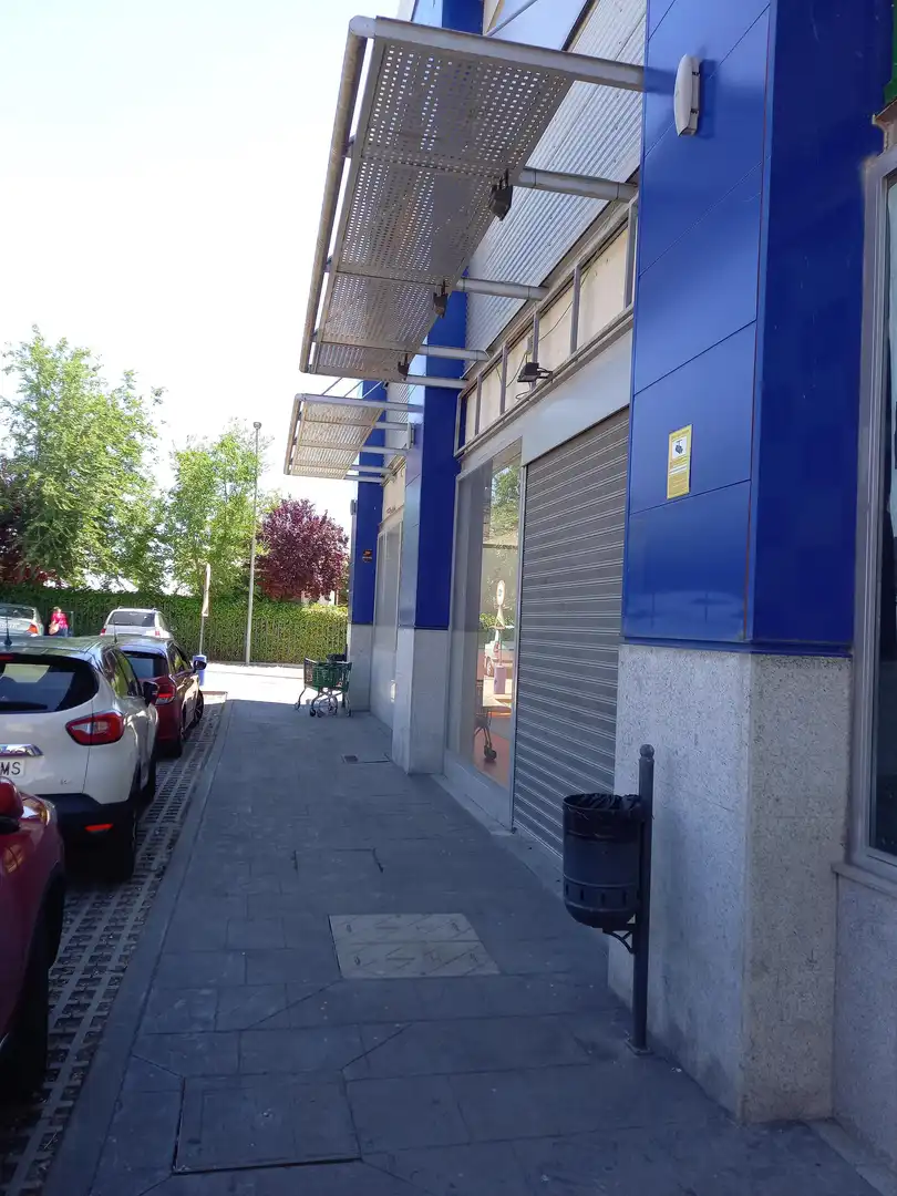 Local comercial de lloguer a Espartales, imagen 2