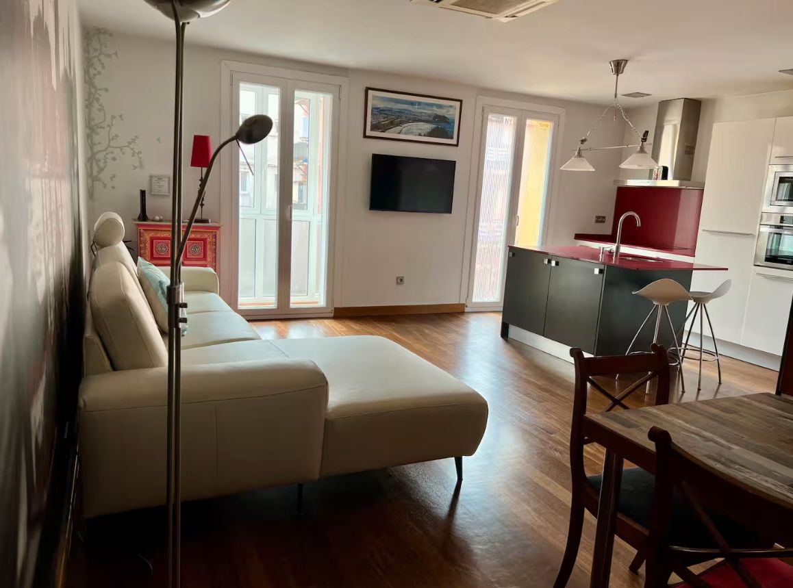 Sala d'estar de Apartament de lloguer en Donostia - San Sebastián  amb Aire condicionat, Calefacció i Parquet
