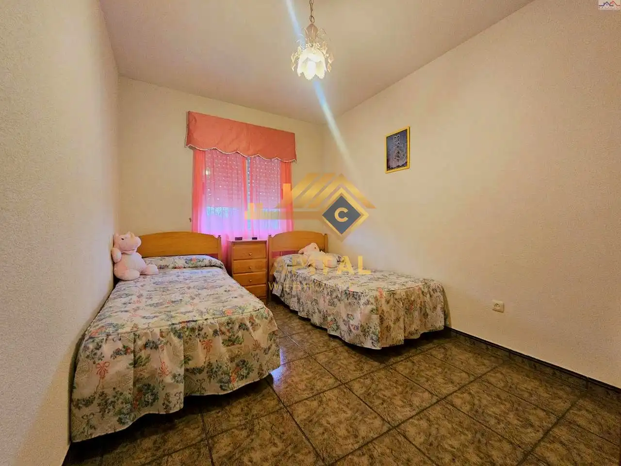 Dormitori de Casa o xalet en venda en Villa del Prado amb Traster i Piscina