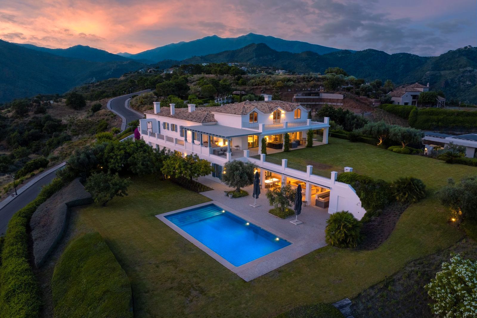 Vista exterior de Casa o xalet en venda en Benahavís amb Aire condicionat, Terrassa i Piscina