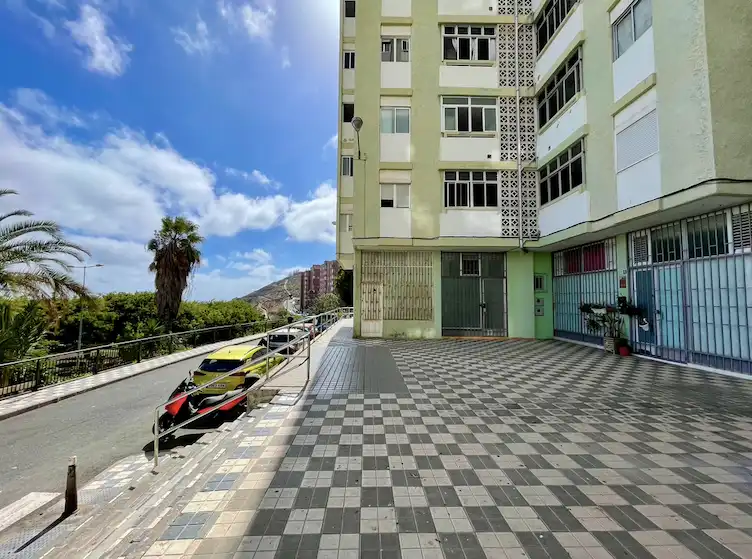 Vista exterior de Local en venda en Las Palmas de Gran Canaria amb Moblat