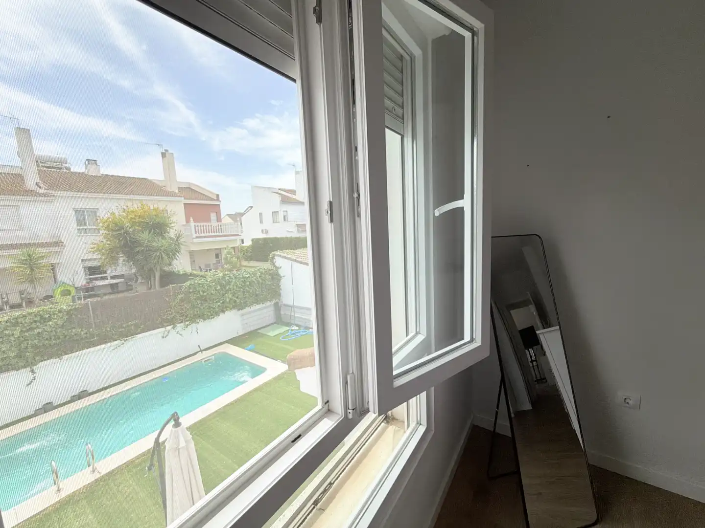 Vista exterior de Casa adosada en venta en Espartinas con Aire acondicionado, Jardín privado y Parquet