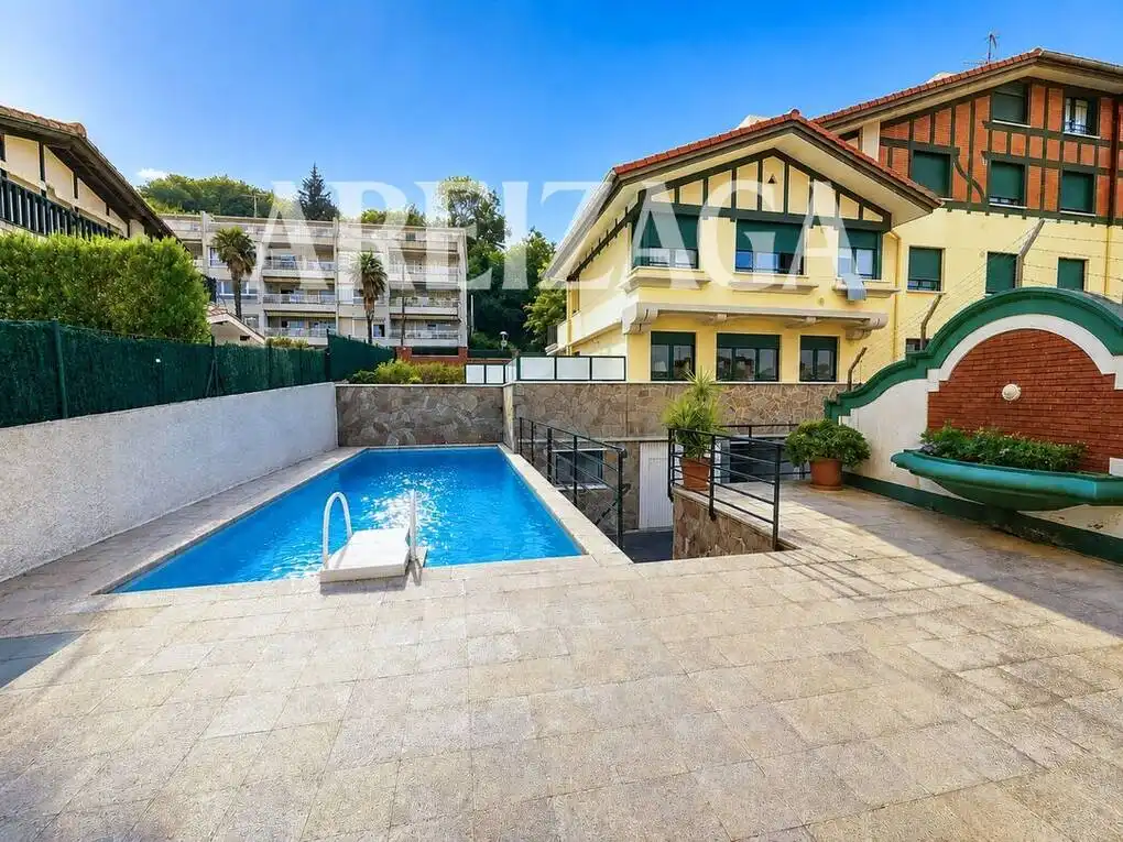Piso con terraza en venta en Paseo de Ulía