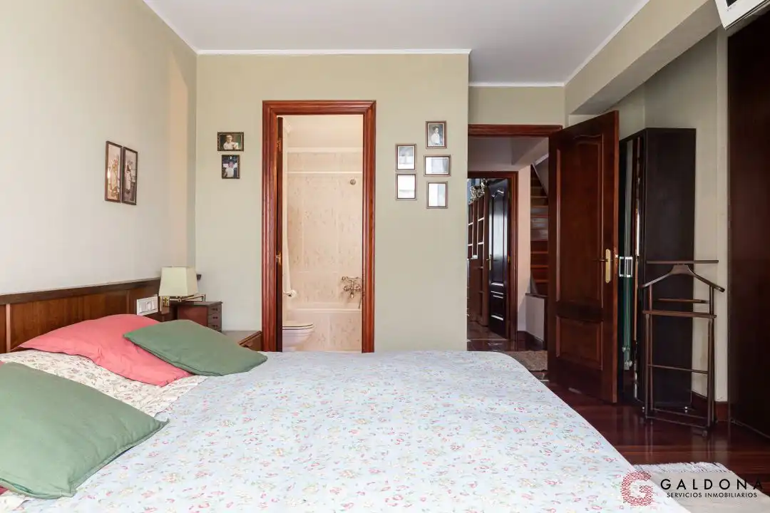 Dormitori de Casa adosada en venda en Donostia - San Sebastián  amb Aire condicionat, Calefacció i Jardí privat