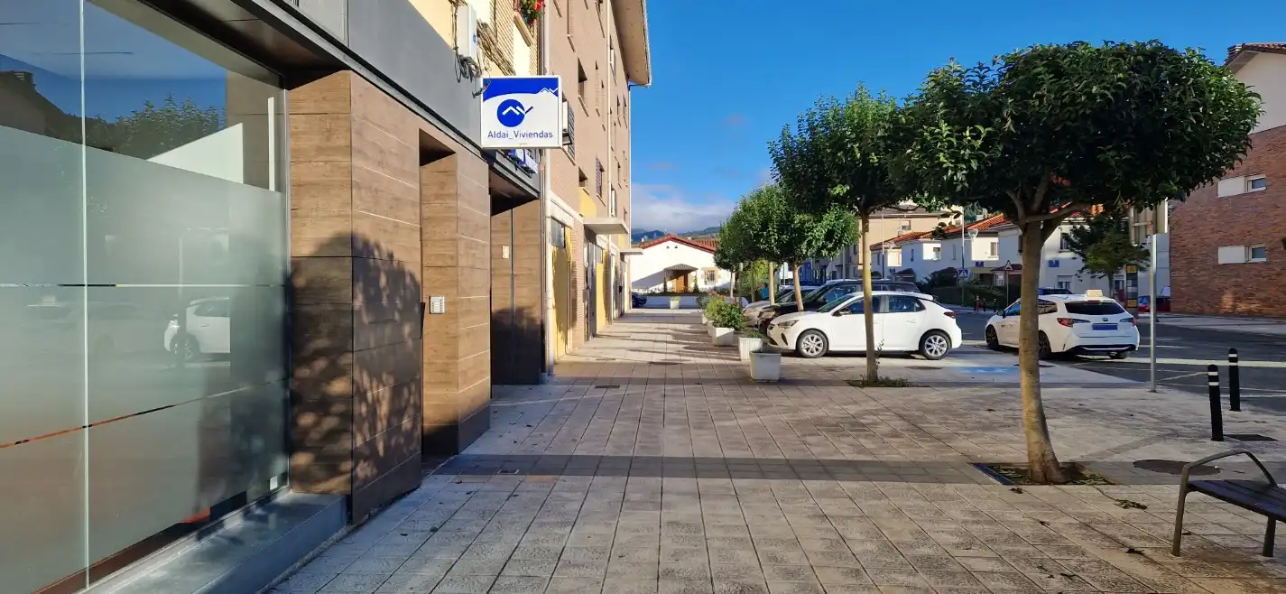 Vista exterior de Local en venda en Ezcabarte amb Aire condicionat i Moblat