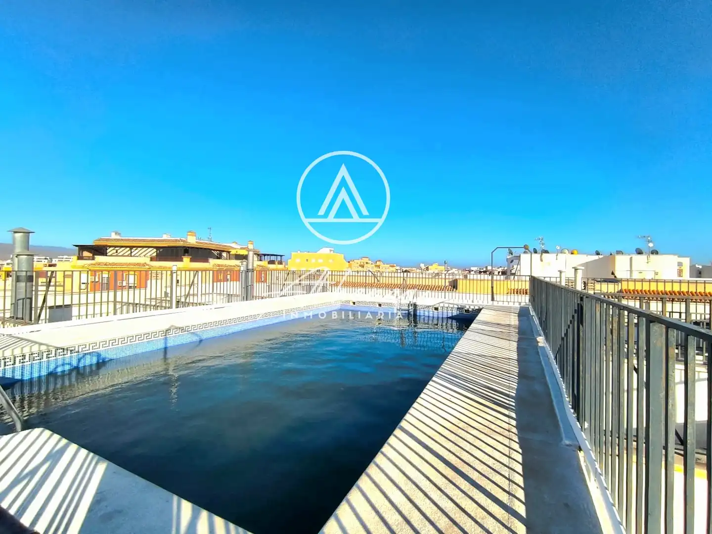 Piscina de Piso en venta en Roquetas de Mar con Amueblado, Horno y Microondas