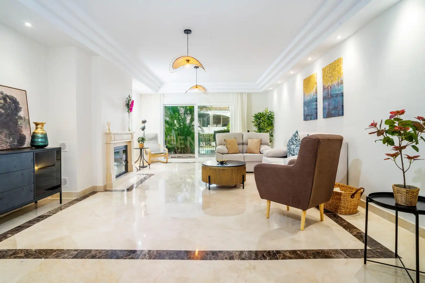 Wohnzimmer von Wohnungen zum Verkauf in Marbella mit Klimaanlage, Privatgarten und Ofen