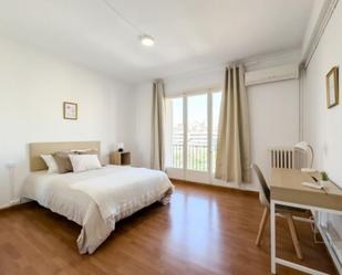 Dormitori de Apartament per a compartir en  Barcelona Capital amb Forn, Rentadora i Microones