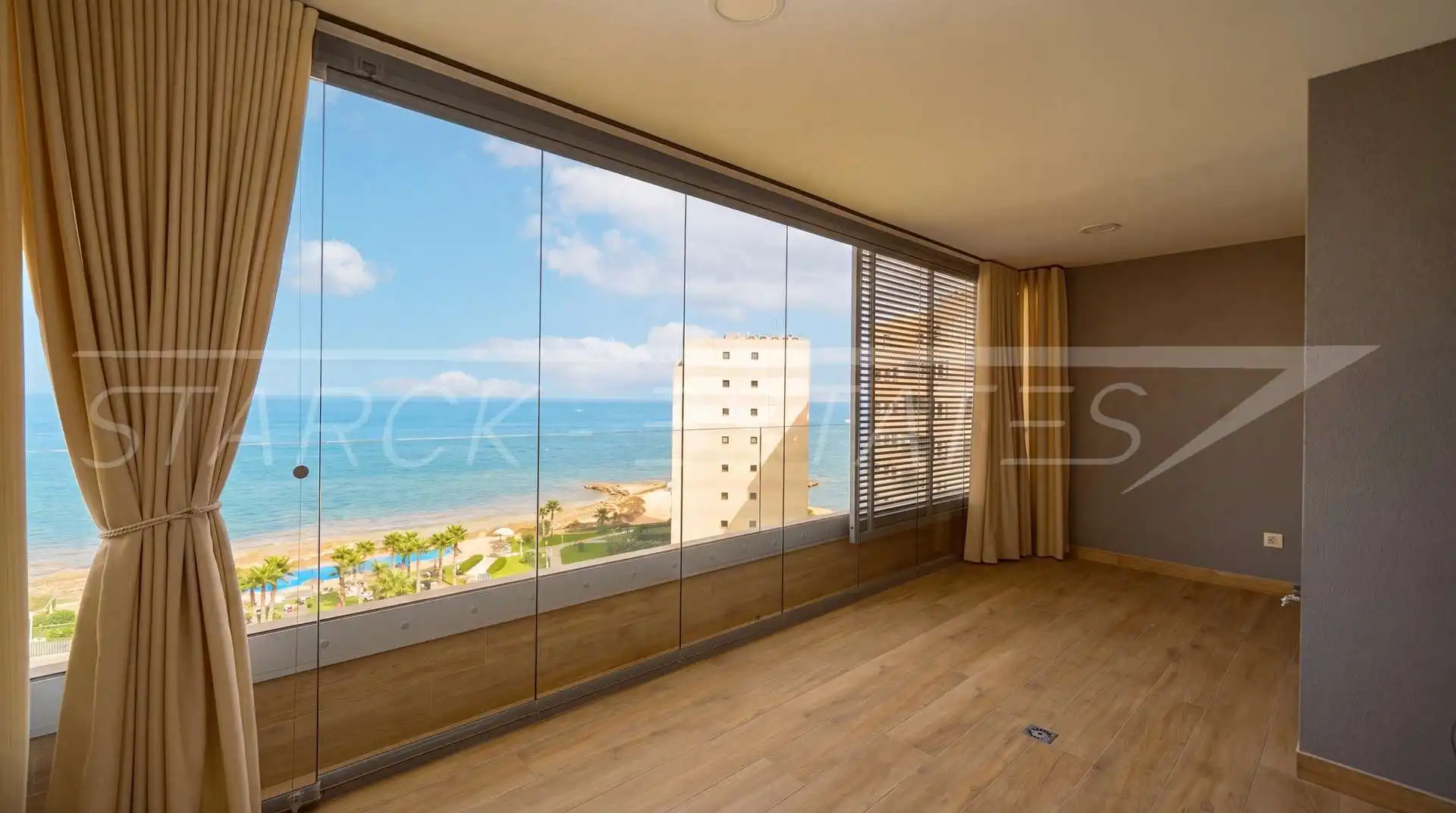 Dormitori de Apartament en venda en Orihuela amb Aire condicionat, Jardí privat i Piscina