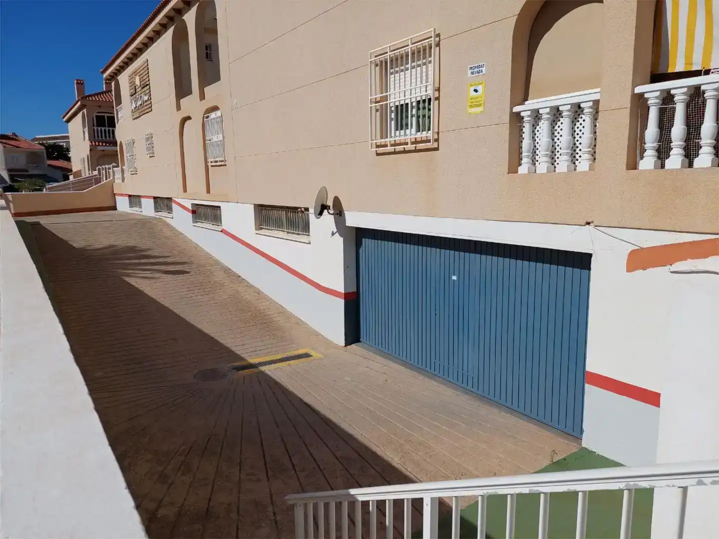 Aparcament de Casa o xalet en venda en La Manga del Mar Menor amb Piscina