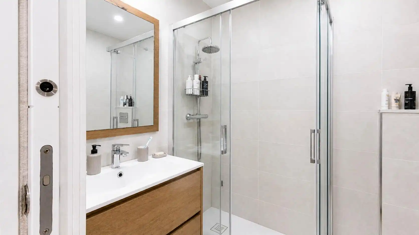 Badezimmer von Wohnung zum Verkauf in Barcelona mit Klimaanlage, Heizung und Privatgarten