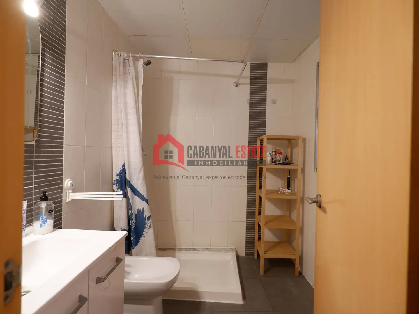 Baño de Estudio de alquiler en Valencia con Aire acondicionado, Amueblado y Balcón