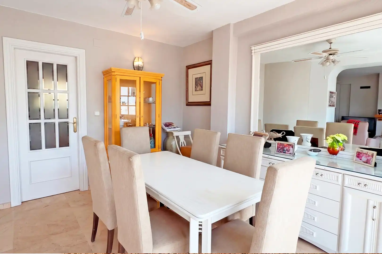 Esszimmer von Einfamilien-Reihenhaus zum Verkauf in Marbella mit Klimaanlage, Heizung und Terrasse