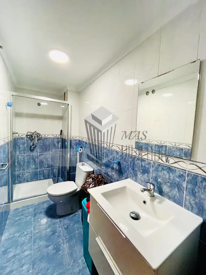 Baño de Piso en venta en La Línea de la Concepción con Amueblado y Piscina comunitaria