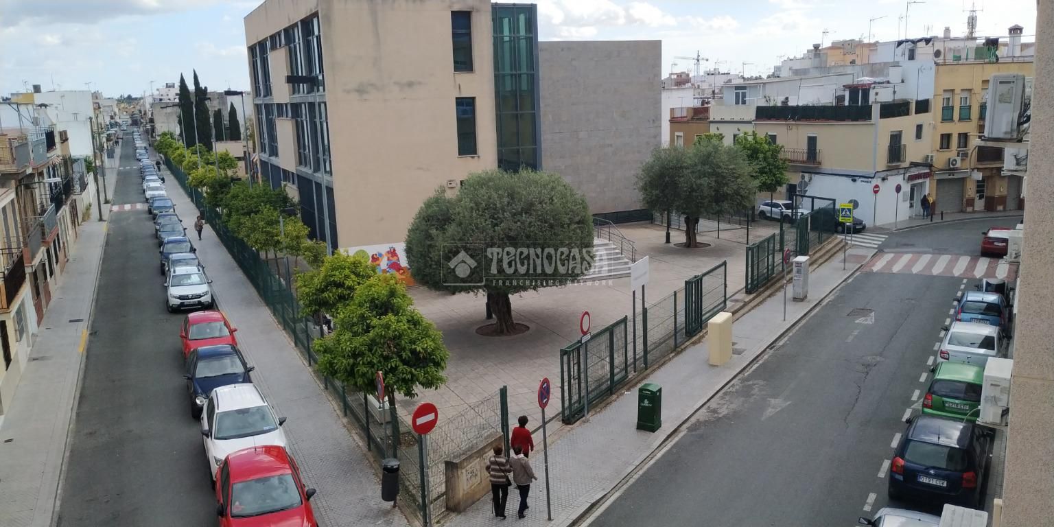 Vista exterior de Pis en venda en  Sevilla Capital amb Aire condicionat, Moblat i Balcó