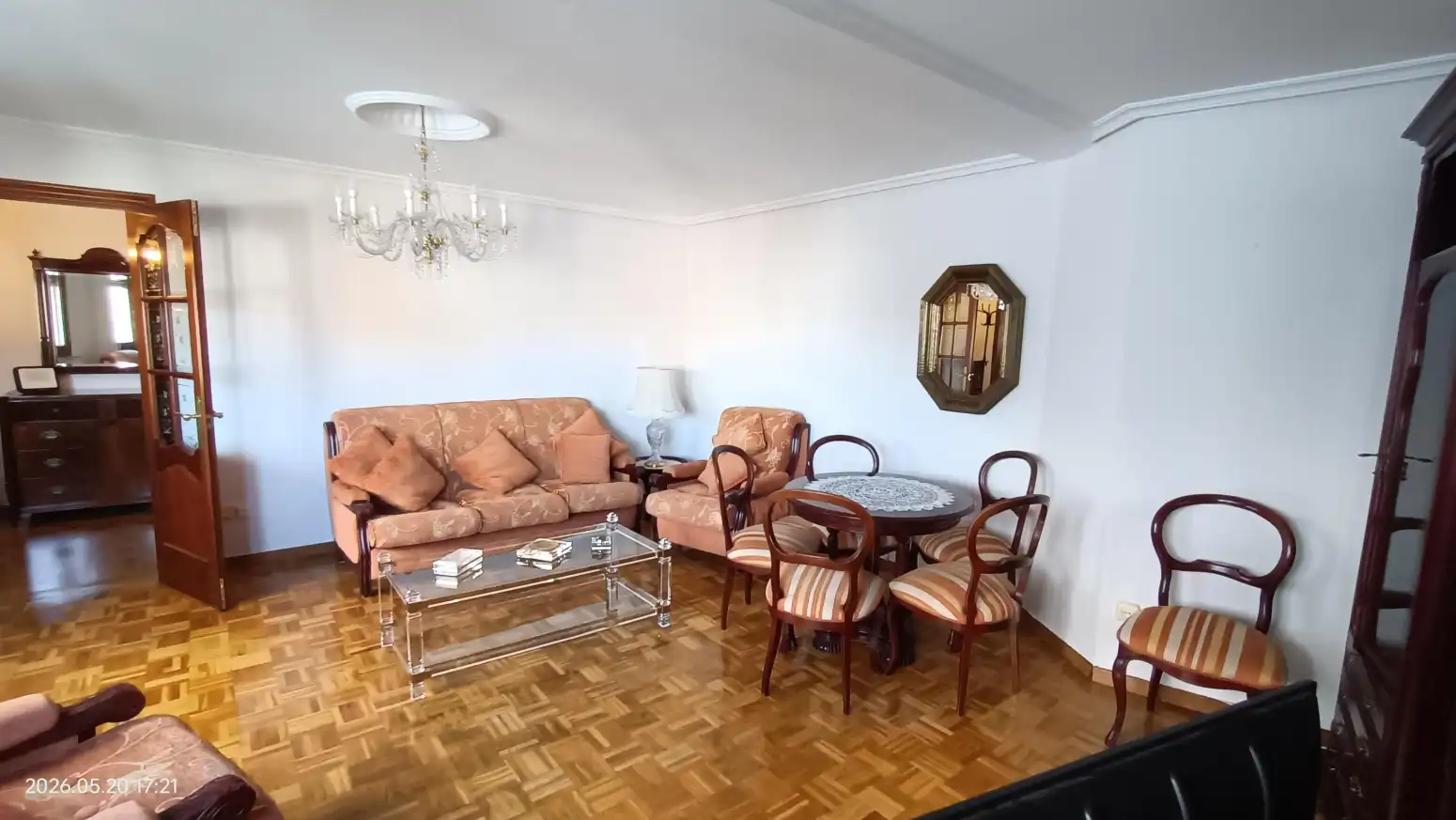 Sala d'estar de Pis de lloguer en Avilés amb Calefacció, Parquet i Moblat