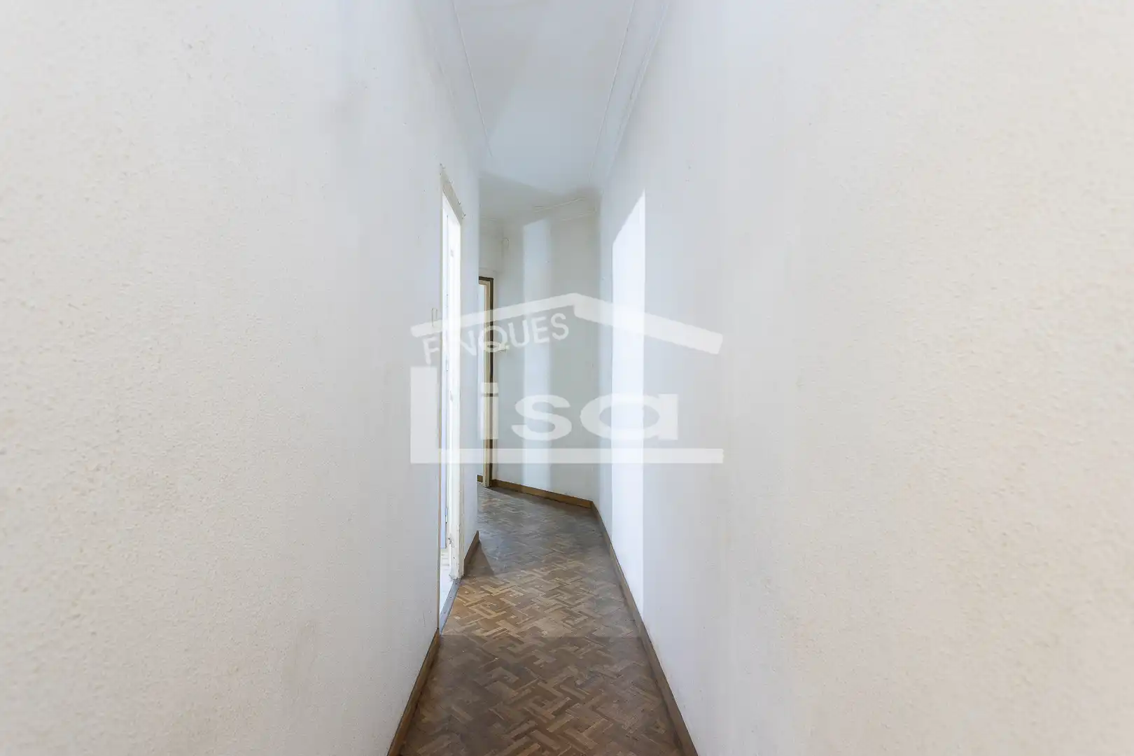 Piso en venta en Barcelona con Calefacción, Trastero y Balcón