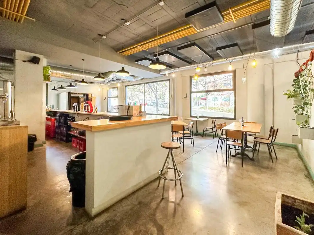 Local en venta en C. de Melilla, Acacias