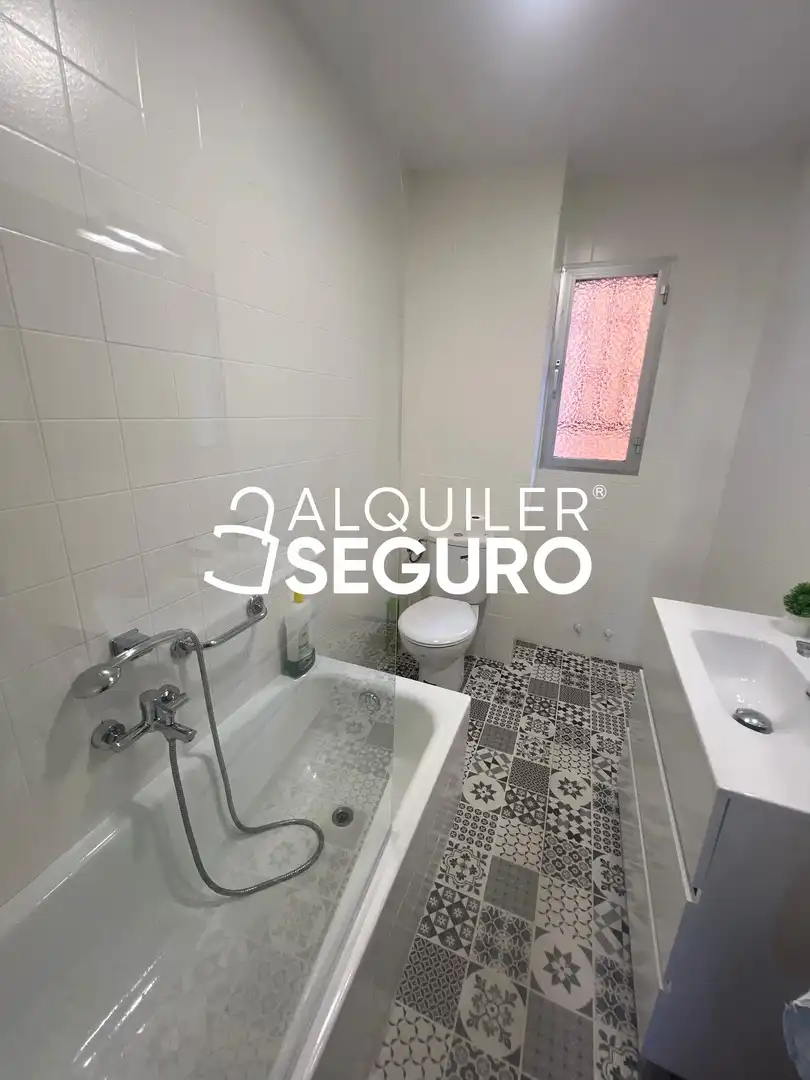 Bathroom of Flat for rent in Madrid  with Heating, Terrace and Furnished