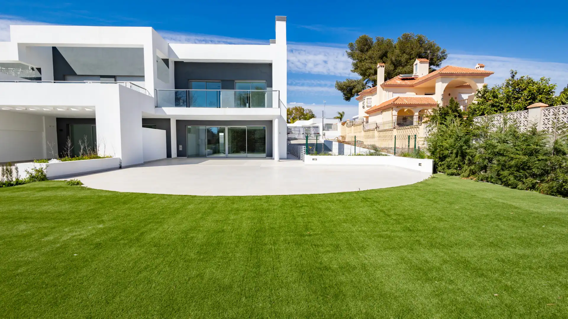 Exterior view of Single-family semi-detached for sale in Marbella  with Air Conditioner, Private garden and Terrace