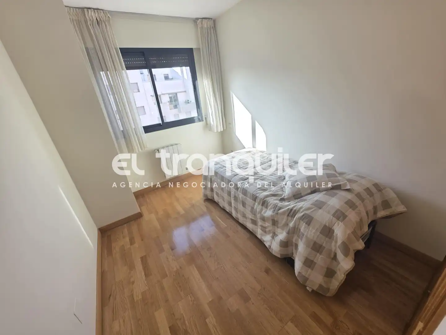 Bedroom of Flat for rent in Madrid  with Air Conditioner, Parquet flooring and Swimming Pool