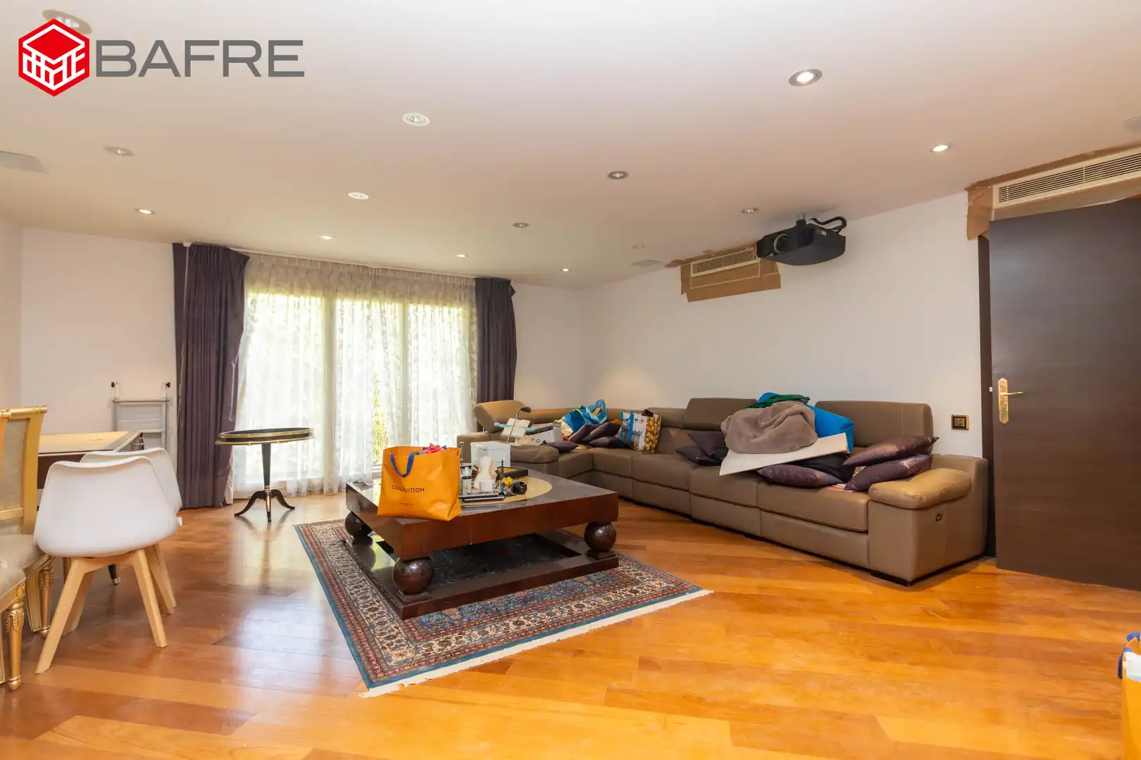 Living room of Houses for sale in Pozuelo de Alarcón  with Air Conditioner, Private garden and Storage room