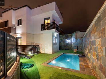 Casa aparellada amb piscina en venda a Calle Milonga 12