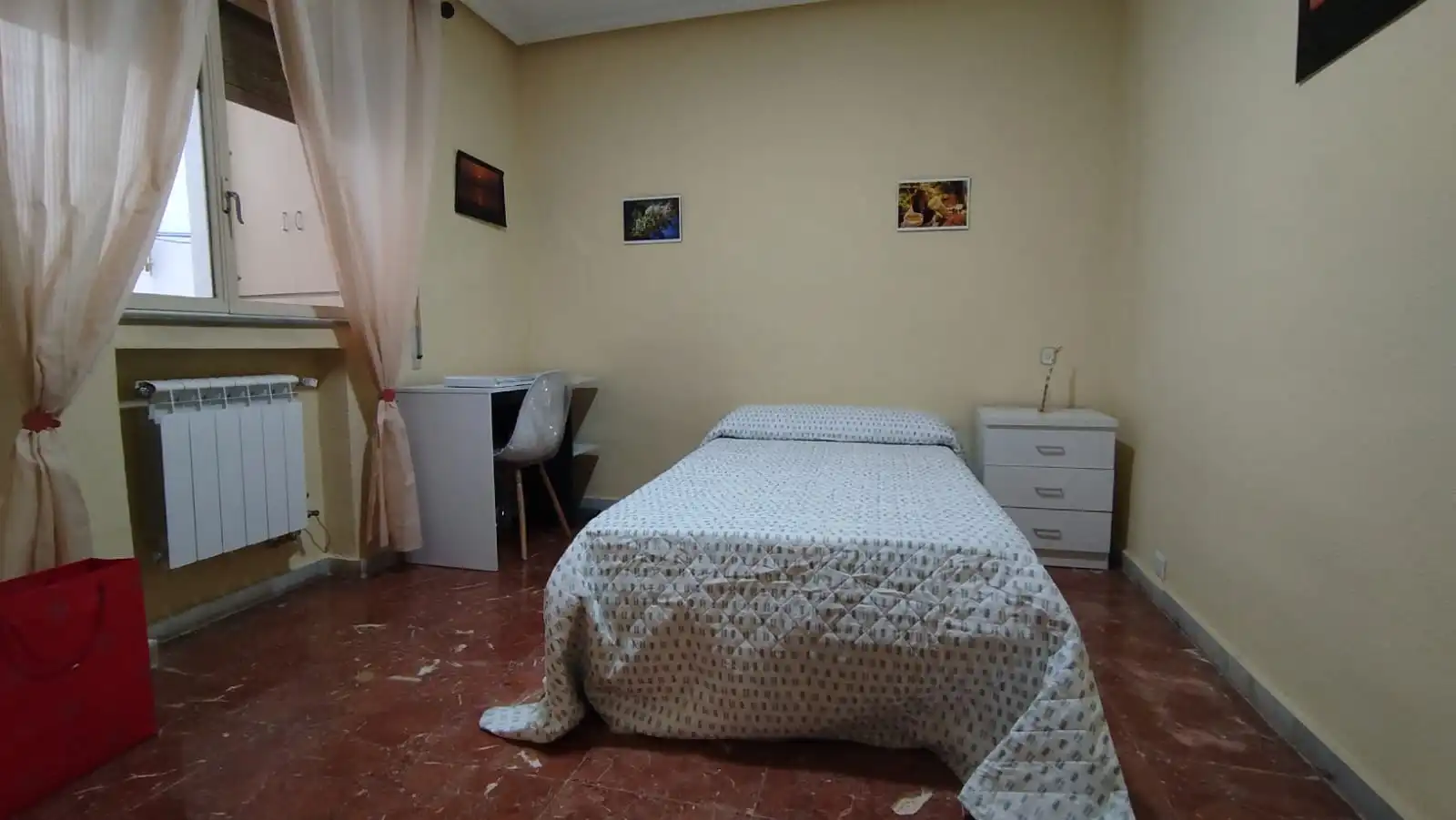 Schlafzimmer von Wohnung zur untervermieten in Salamanca mit Heizung, Parkett und Möbliert