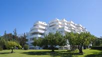 Vista exterior de Apartament en venda en Marbella amb Aire condicionat i Piscina