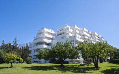 Vista exterior de Apartament en venda en Marbella amb Aire condicionat i Piscina