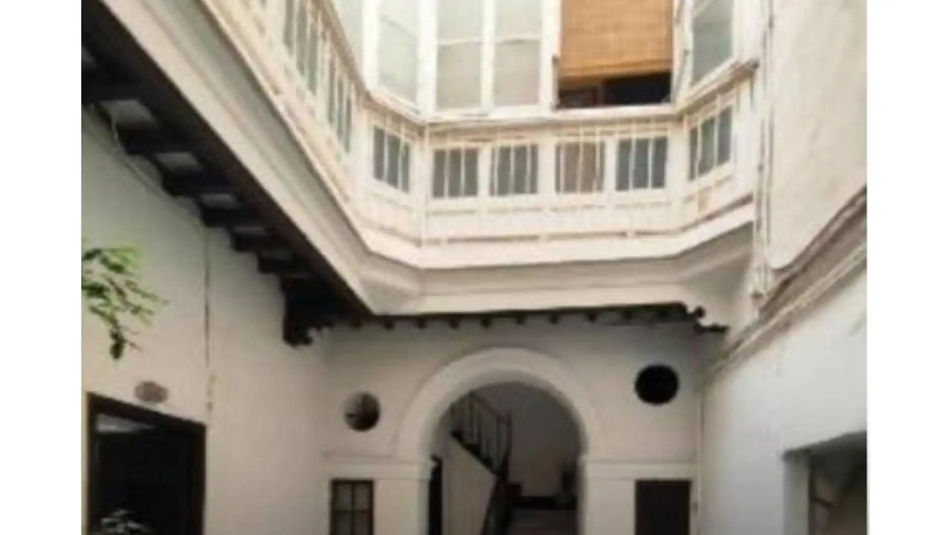 Piso en venta en  Cádiz Capital con Balcón