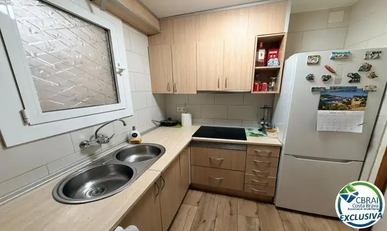 Cuina de Apartament en venda en Roses amb Aire condicionat, Calefacció i Jardí privat