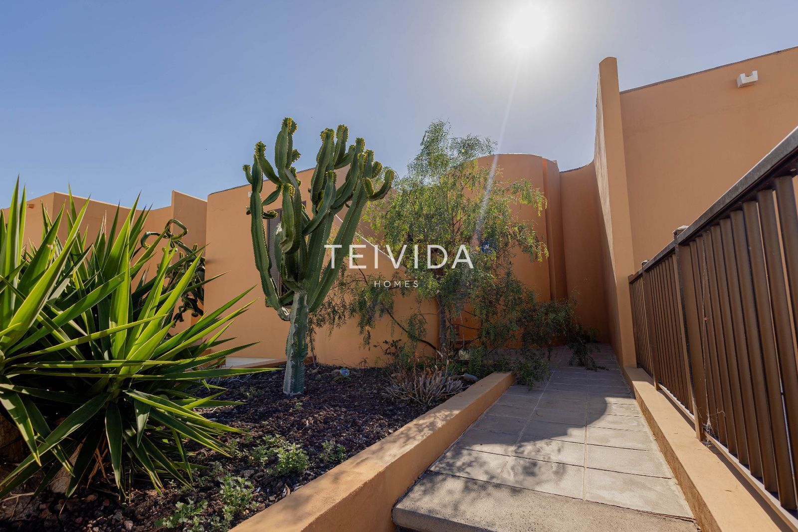 Vista exterior de Casa adosada en venda en Adeje amb Jardí privat, Terrassa i Traster