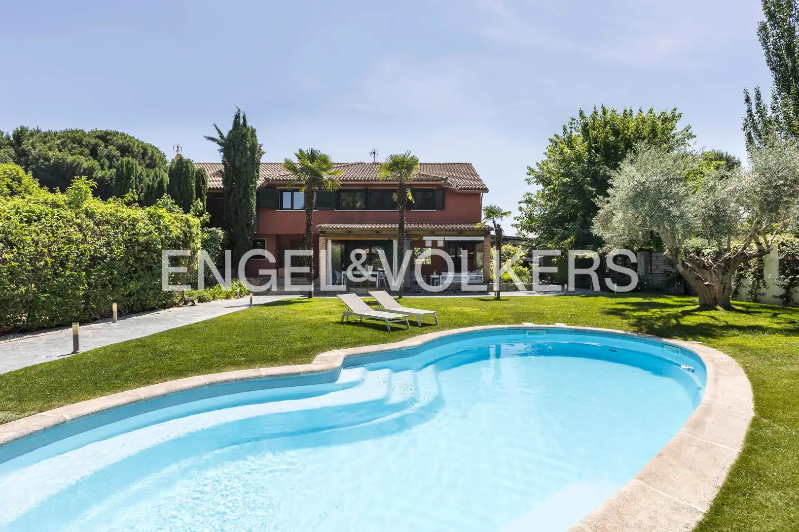 Piscina de Casa adosada en venda en Boadilla del Monte amb Aire condicionat, Calefacció i Jardí privat
