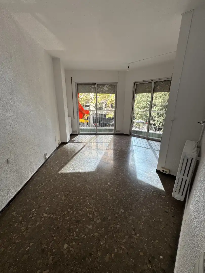 Vista exterior de Piso en venta en Barcelona con Calefacción, Terraza y Horno