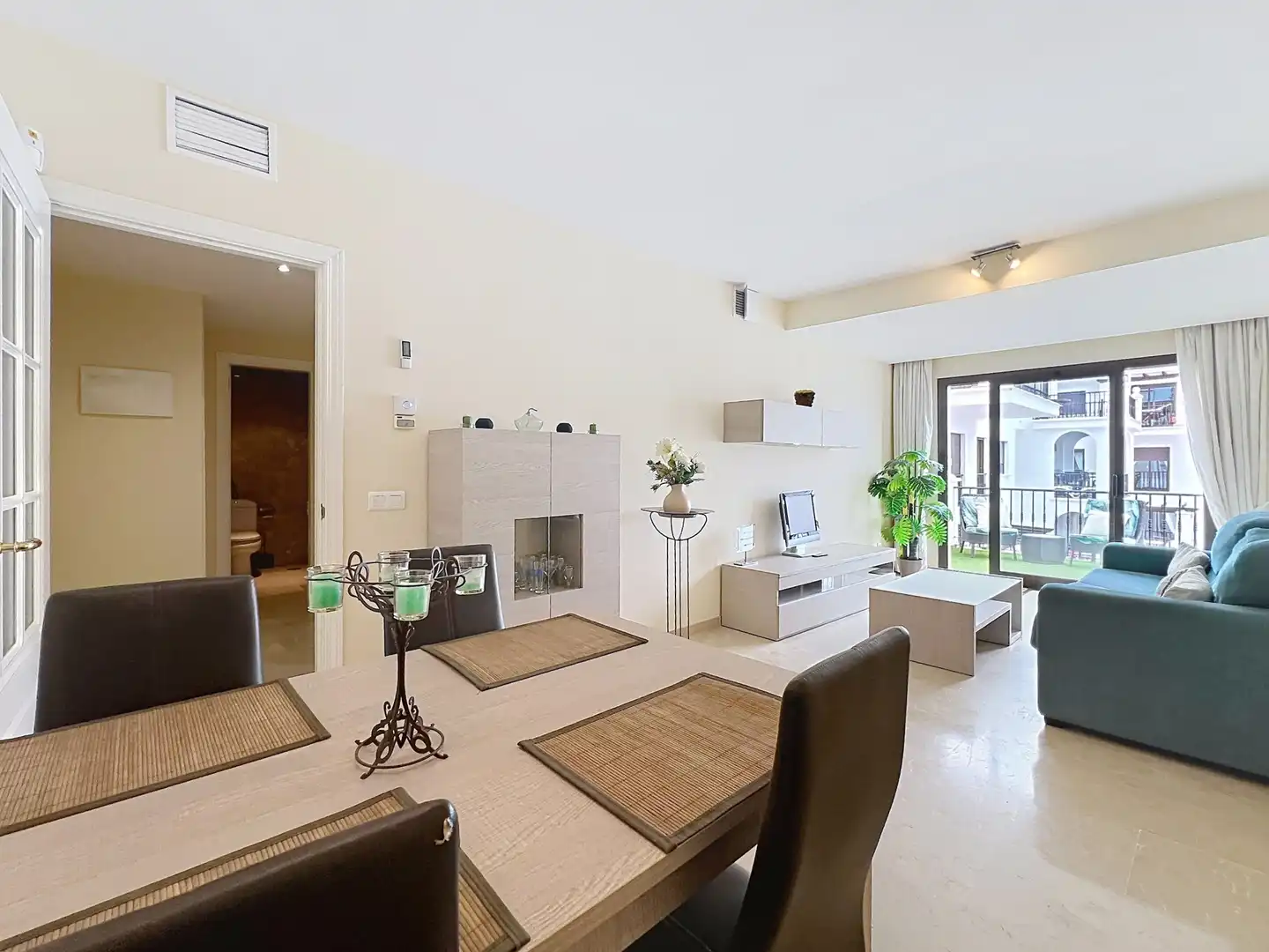Wohnzimmer von Wohnungen zum Verkauf in Manilva mit Klimaanlage, Terrasse und Abstellraum