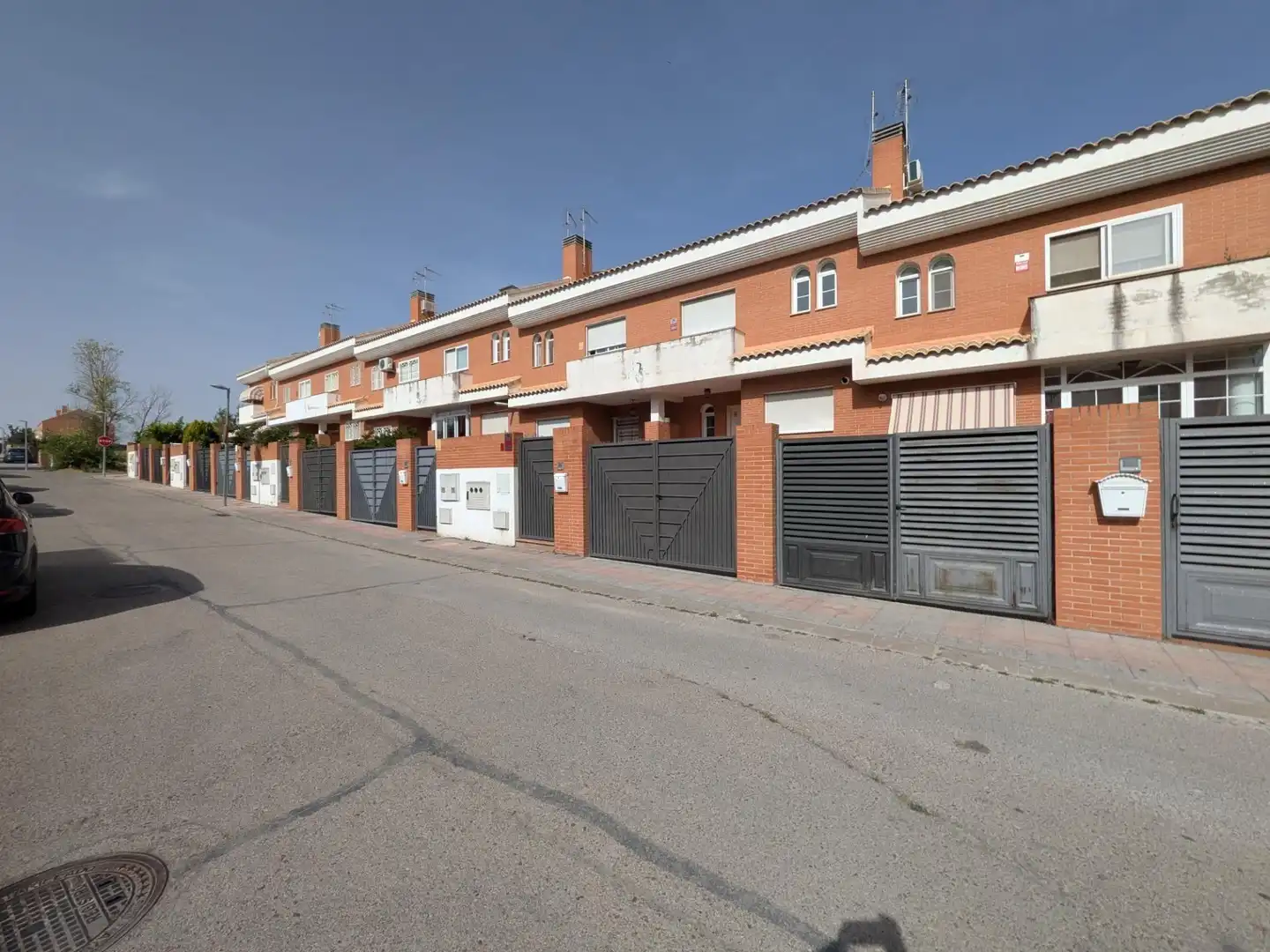 Vista exterior de Casa adosada en venda en Villalbilla amb Calefacció, Jardí privat i Terrassa