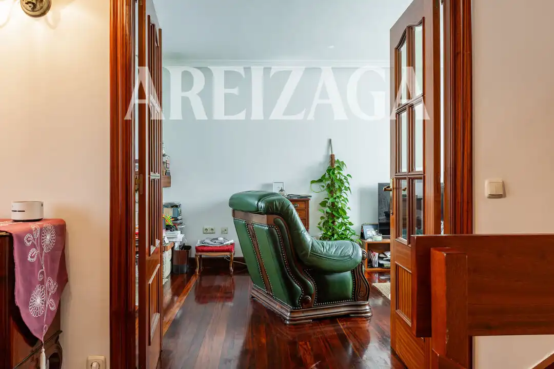 Sala d'estar de Casa adosada en venda en Donostia - San Sebastián  amb Calefacció, Terrassa i Traster