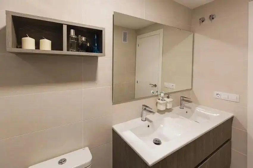 Bathroom of Flat for rent in Valencia  with Air Conditioner and Balcony