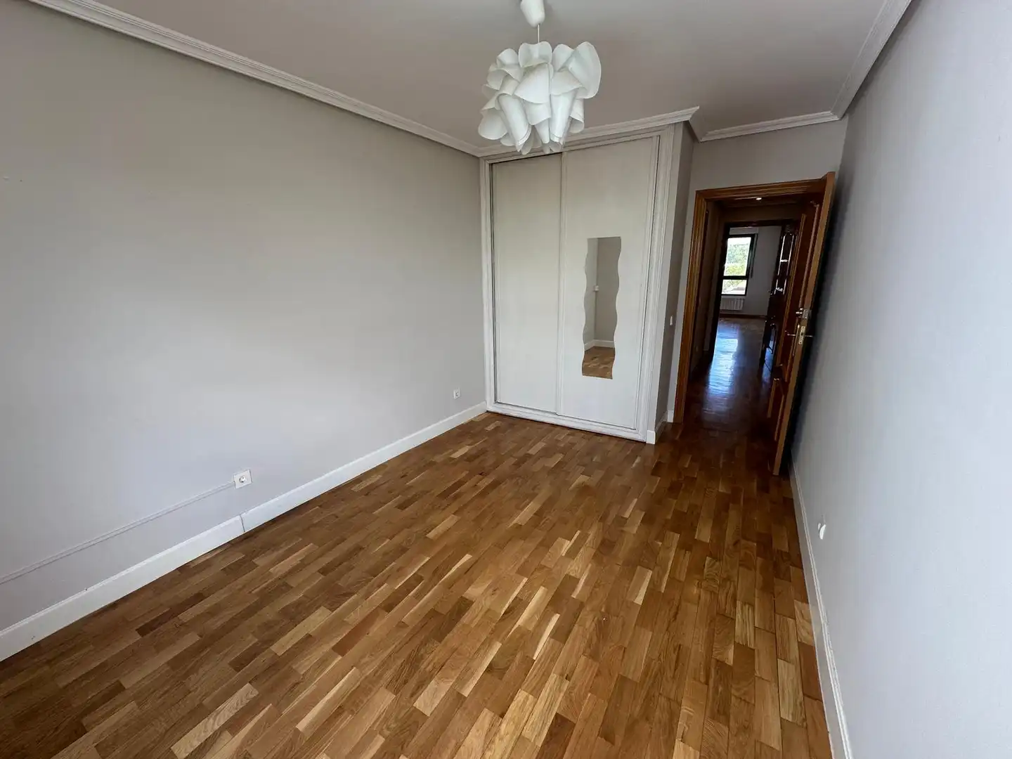 Habitación de Apartamento en venta en Burgos con Calefacción, Terraza y Trastero