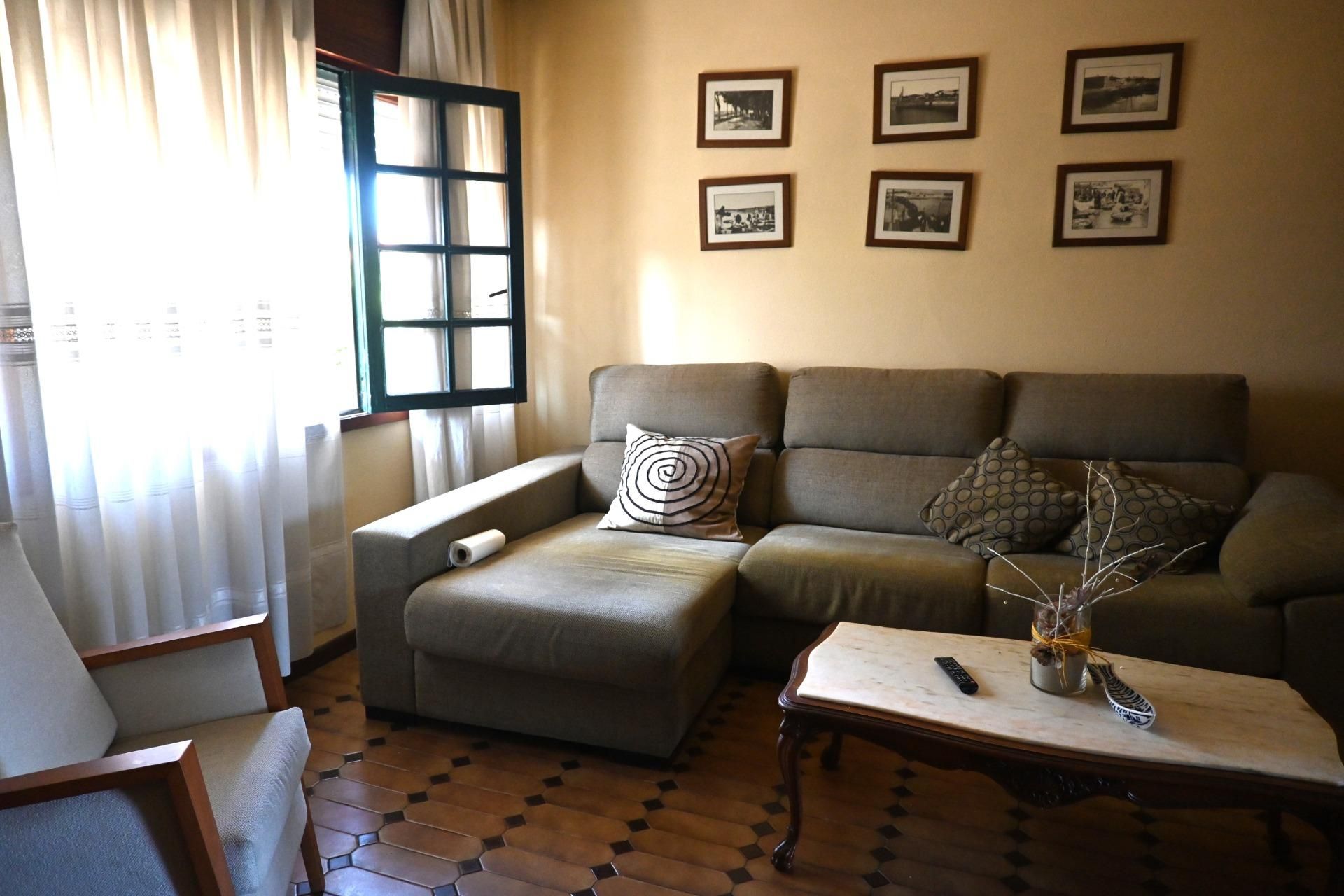 Sala d'estar de Casa o xalet en venda en Cambados amb Calefacció, Jardí privat i Parquet