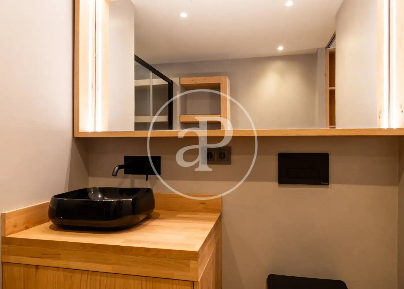 Badezimmer von Wohnung zum Verkauf in Barcelona mit Klimaanlage und Heizung