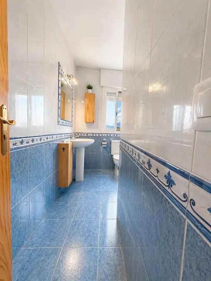 Bany de Casa adosada en venda en Palazuelos de Eresma amb Calefacció, Jardí privat i Terrassa